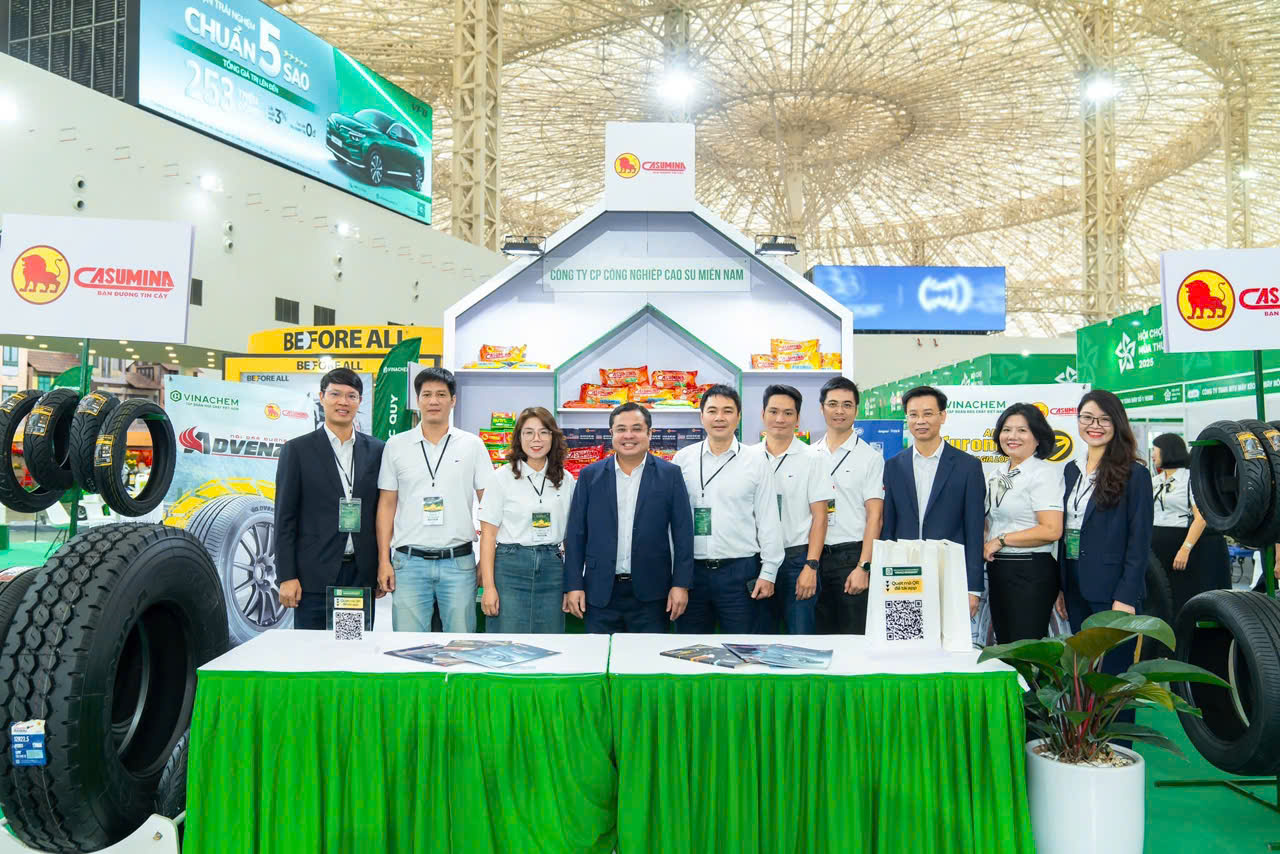 Ông Phùng Quang Hiệp – Chủ tịch HĐTV Vinachem thăm gian hàng CASUMINA tại Hội chợ Mùa Thu 2025