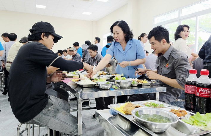 Phó Chủ tịch Thường trực Tổng LĐLĐ Việt Nam Thái Thu Xương cùng dùng bữa với công nhân CASUMINA trong chương trình “Bữa cơm Công đoàn” 2025