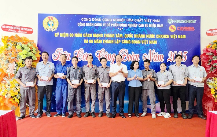 Phó Chủ tịch Thường trực Tổng LĐLĐ Việt Nam Thái Thu Xương và Bí thư Đảng ủy, Tổng Giám đốc CASUMINA Nguyễn Đình Khoát trao quà cho công nhân có hoàn cảnh khó khăn